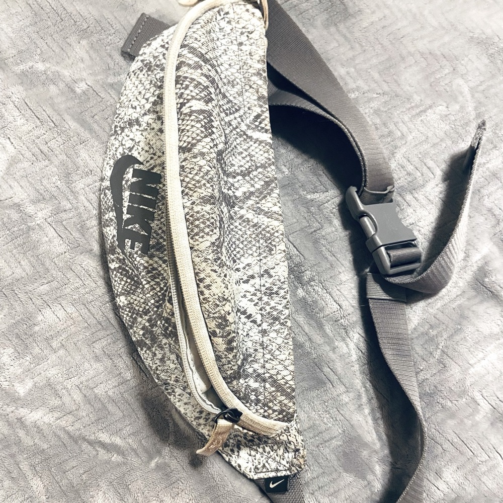 COPY - slightly Used NIKE Fanny Pack that is super comfortable and cute